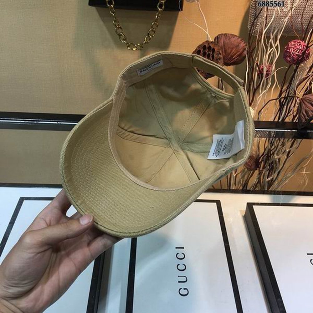 Ba*len*cia*ga hat